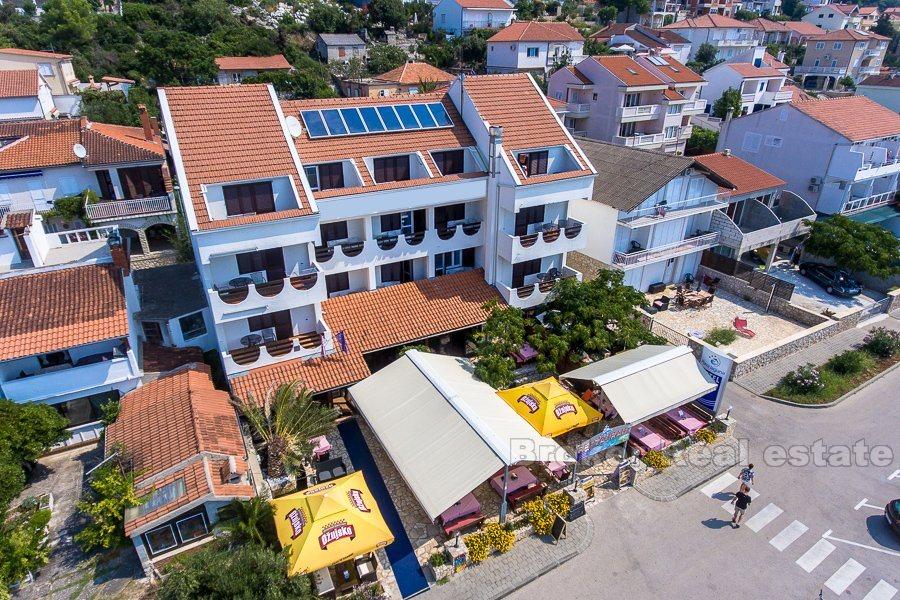 Hotel z restauracją, pierwszy rząd nad morzem