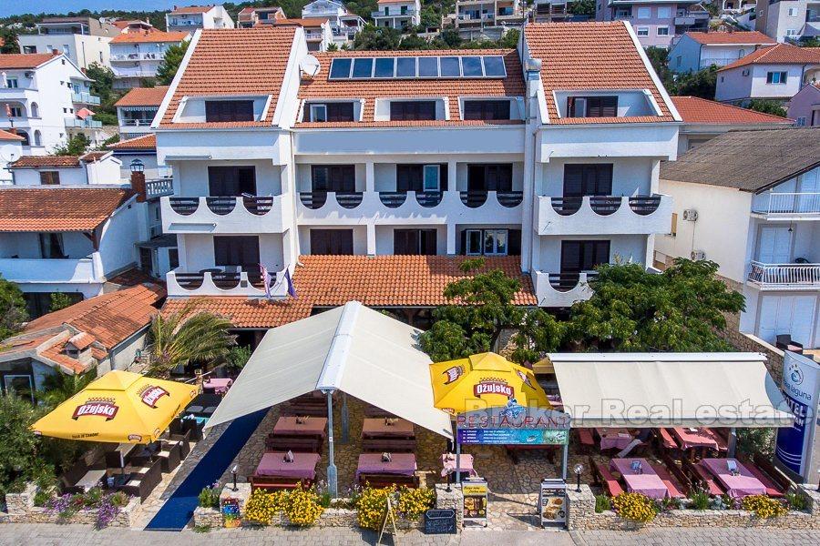 Hotel z restauracją, pierwszy rząd nad morzem