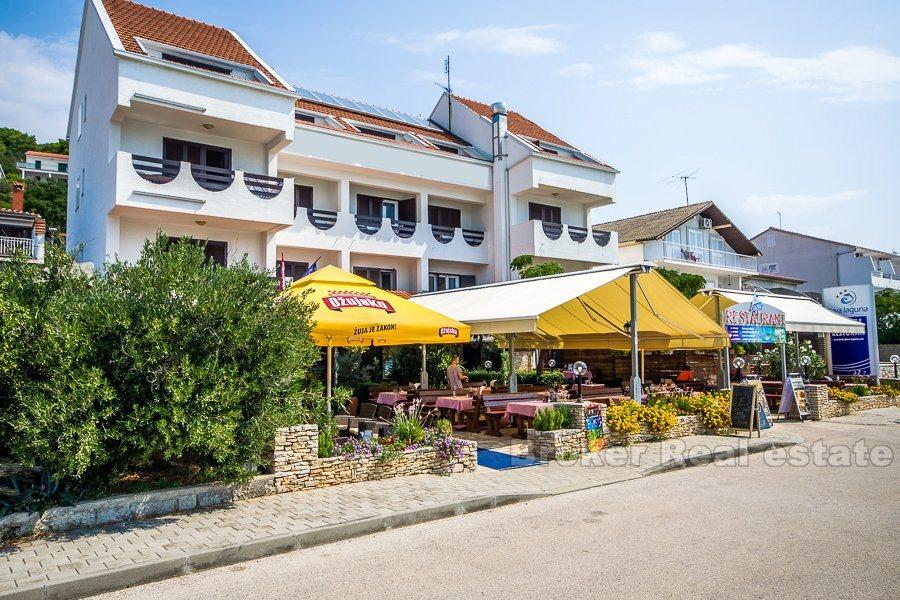 Hotel z restauracją, pierwszy rząd nad morzem