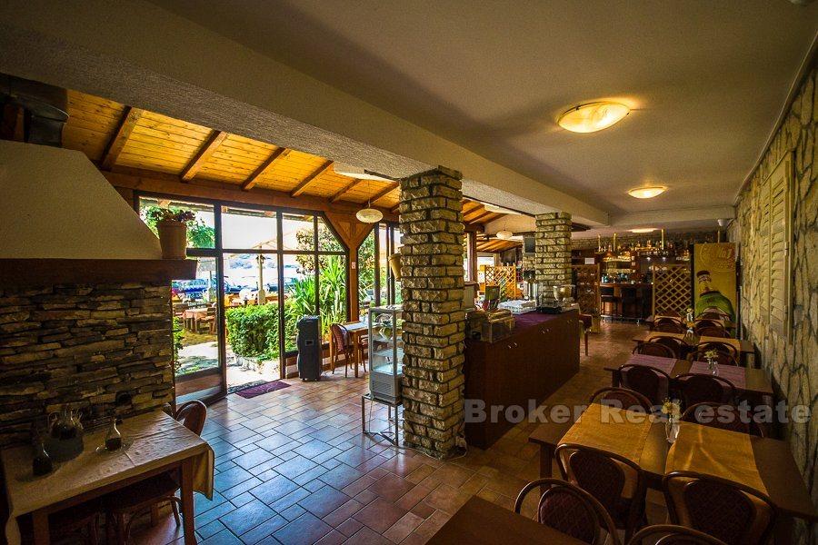 Hotel z restauracją, pierwszy rząd nad morzem