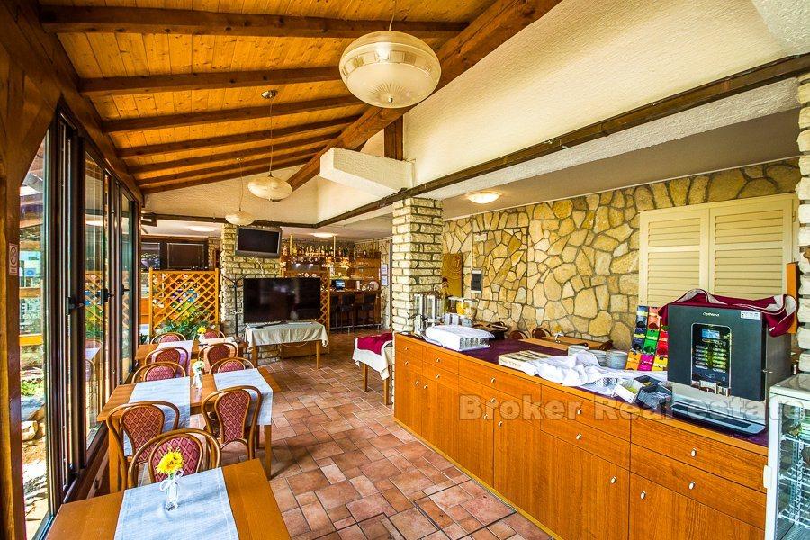 Hotel z restauracją, pierwszy rząd nad morzem