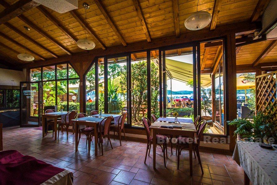 Hotel z restauracją, pierwszy rząd nad morzem