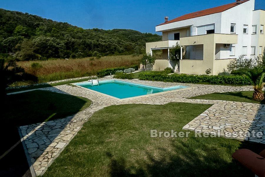 Wyspa Rab, dwupiętrowy apartament, w pełni umeblowany