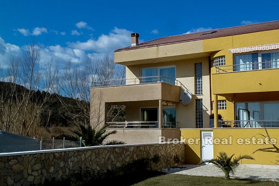 Wyspa Rab, dwupiętrowy apartament, w pełni umeblowany