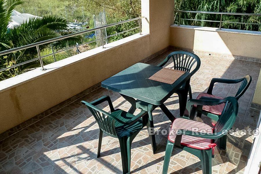 Wyspa Rab, dwupiętrowy apartament, w pełni umeblowany