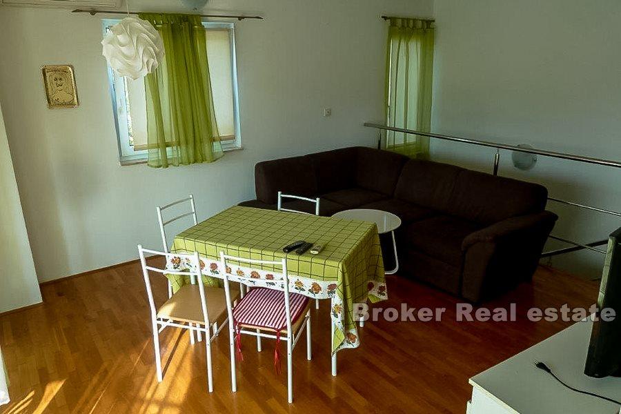 Wyspa Rab, dwupiętrowy apartament, w pełni umeblowany