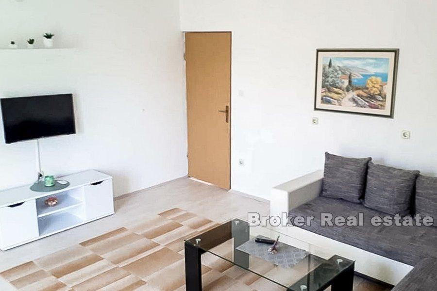 Wyspa Solta, dom z apartamentami w cichej okolicy