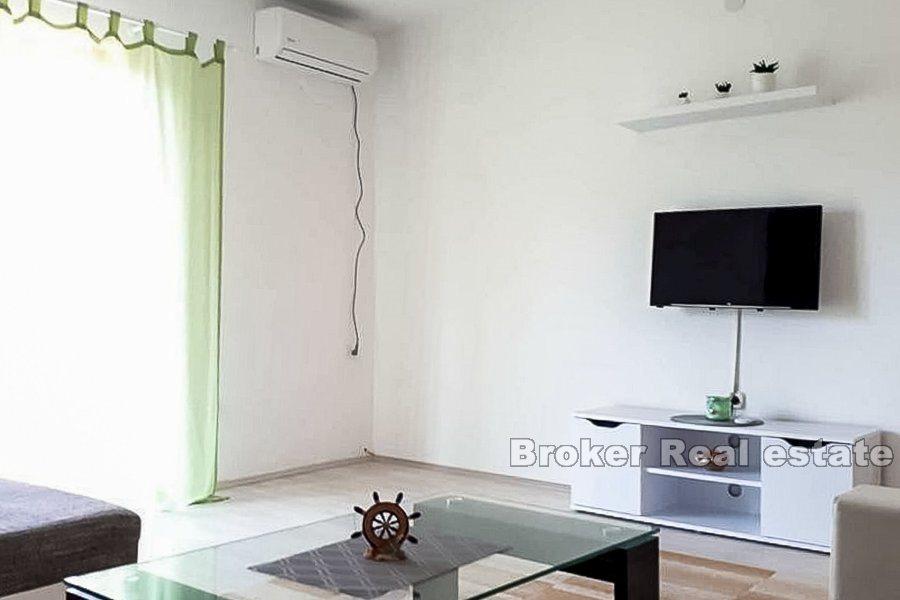 Wyspa Solta, dom z apartamentami w cichej okolicy