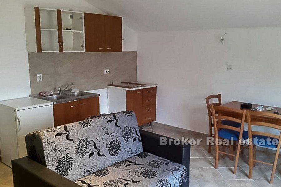 Wyspa Solta, dom z apartamentami w cichej okolicy