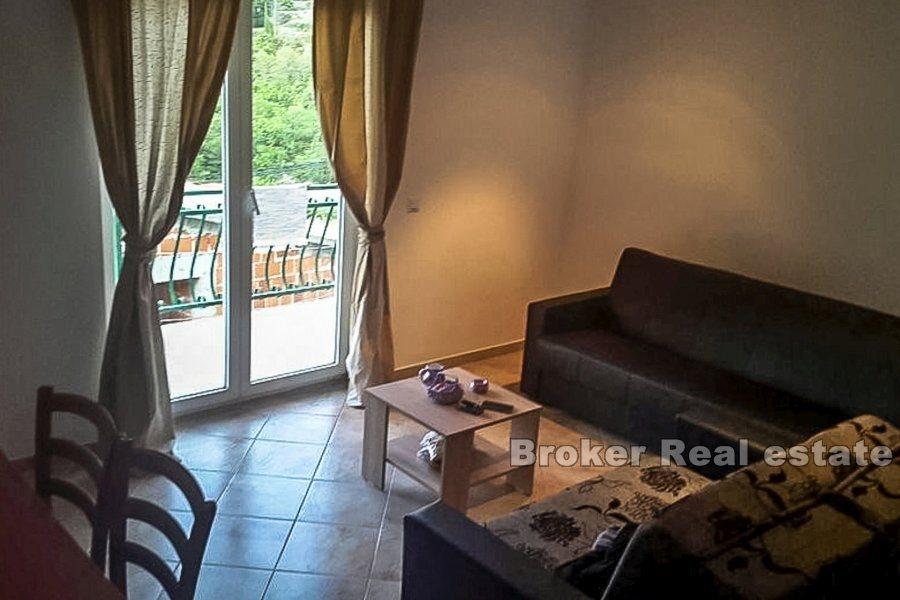 Wyspa Solta, dom z apartamentami w cichej okolicy