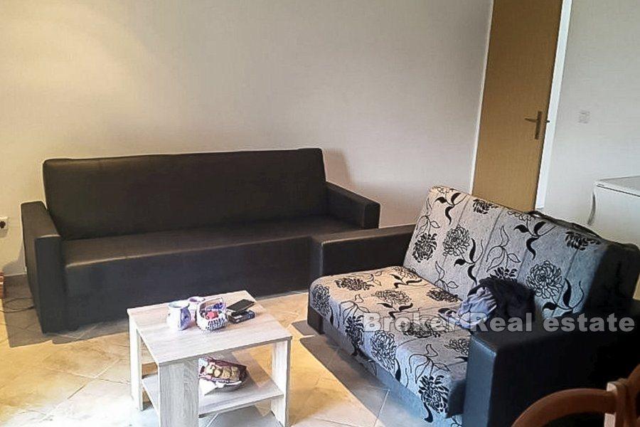 Wyspa Solta, dom z apartamentami w cichej okolicy