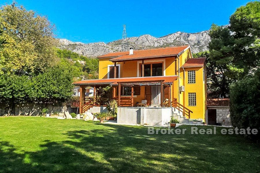 Nedaleko Splitu, samostatně stojící dům s pěknou zahradou