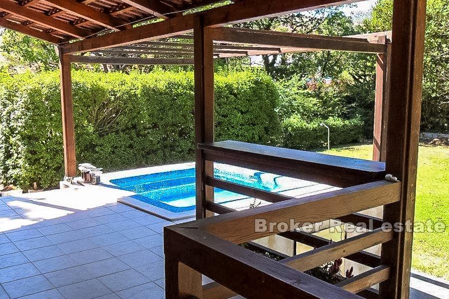 Nedaleko Splitu, samostatně stojící dům s pěknou zahradou