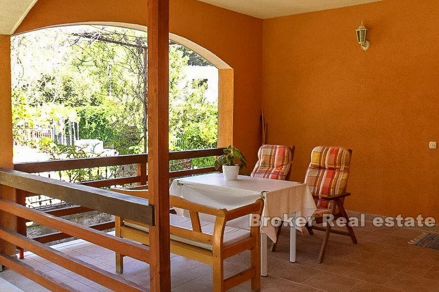 Nedaleko Splitu, samostatně stojící dům s pěknou zahradou