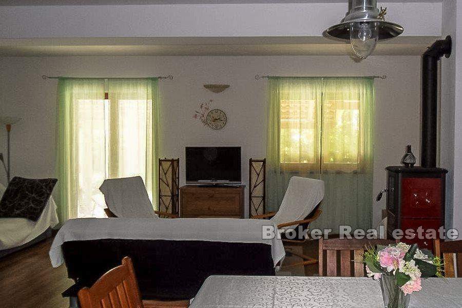 Nedaleko Splitu, samostatně stojící dům s pěknou zahradou