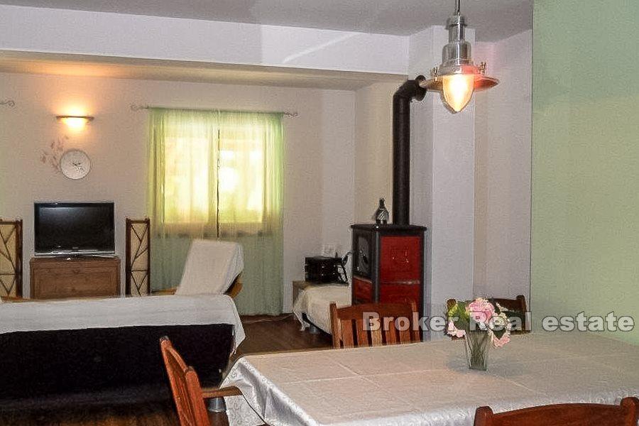 Nedaleko Splitu, samostatně stojící dům s pěknou zahradou