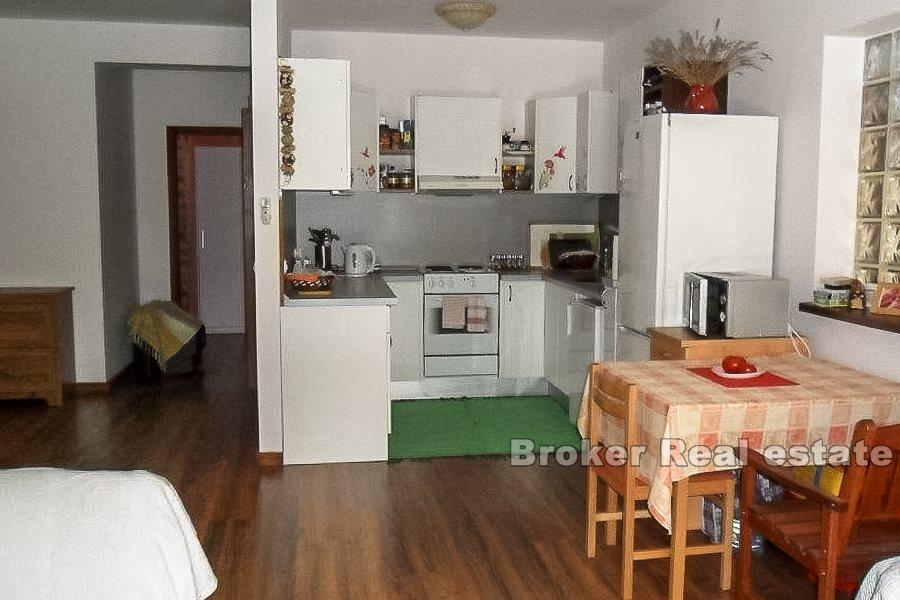 Nedaleko Splitu, samostatně stojící dům s pěknou zahradou