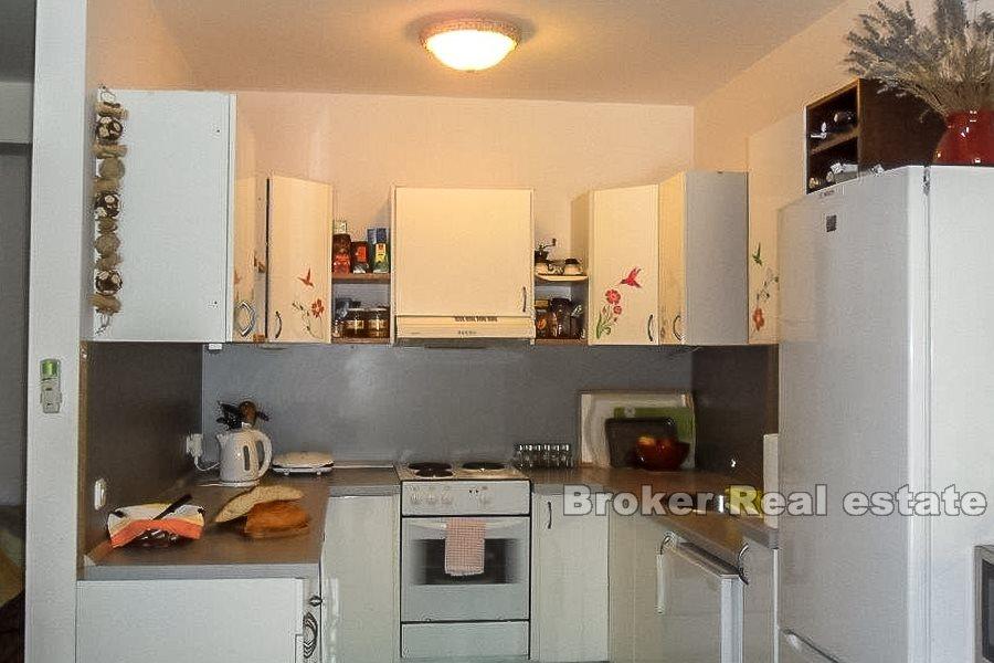 Nedaleko Splitu, samostatně stojící dům s pěknou zahradou