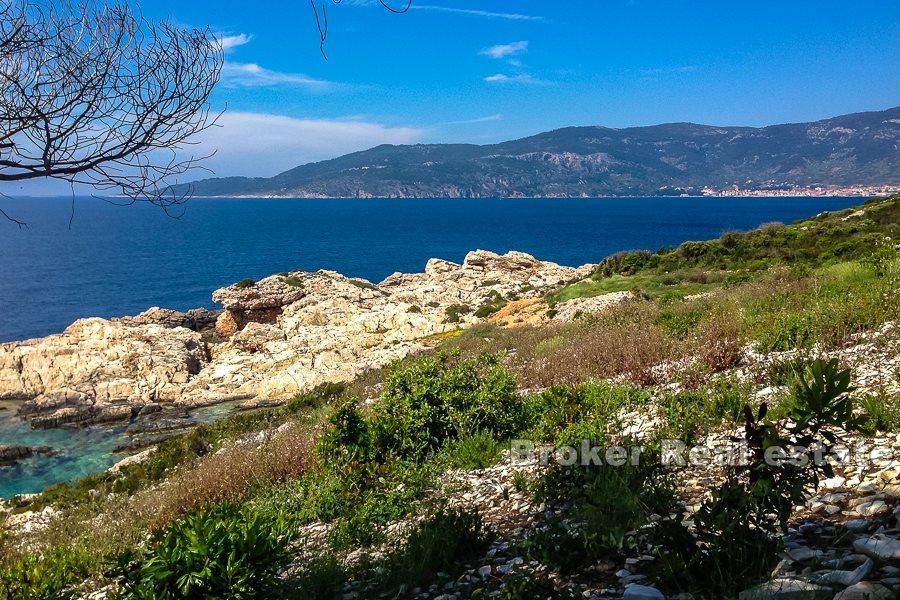Island of Vis, agricultural land by the sea