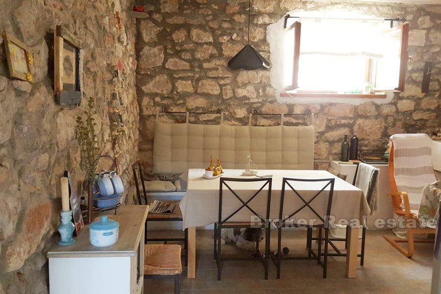Ostrov Hvar, krásný dalmatský kamenný dům, renovovaný