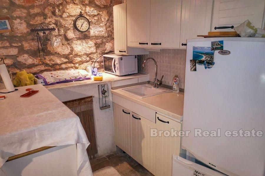 Ostrov Hvar, krásný dalmatský kamenný dům, renovovaný