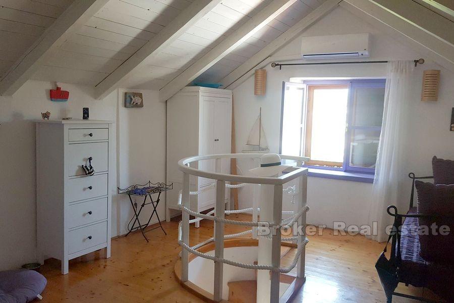 Ostrov Hvar, krásný dalmatský kamenný dům, renovovaný