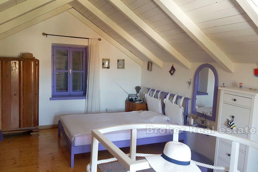 Ostrov Hvar, krásný dalmatský kamenný dům, renovovaný