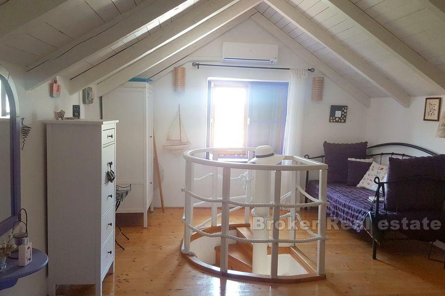 Ostrov Hvar, krásný dalmatský kamenný dům, renovovaný