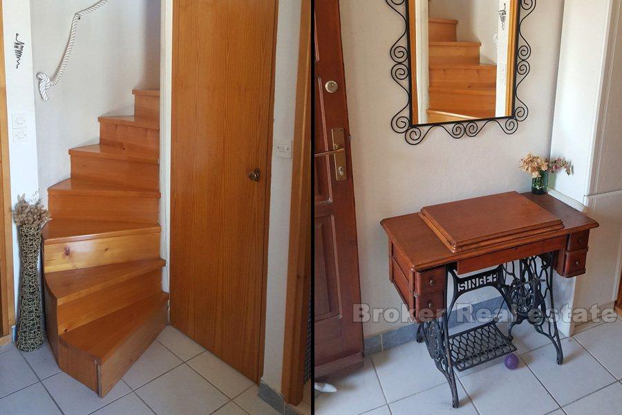 Ostrov Hvar, krásný dalmatský kamenný dům, renovovaný