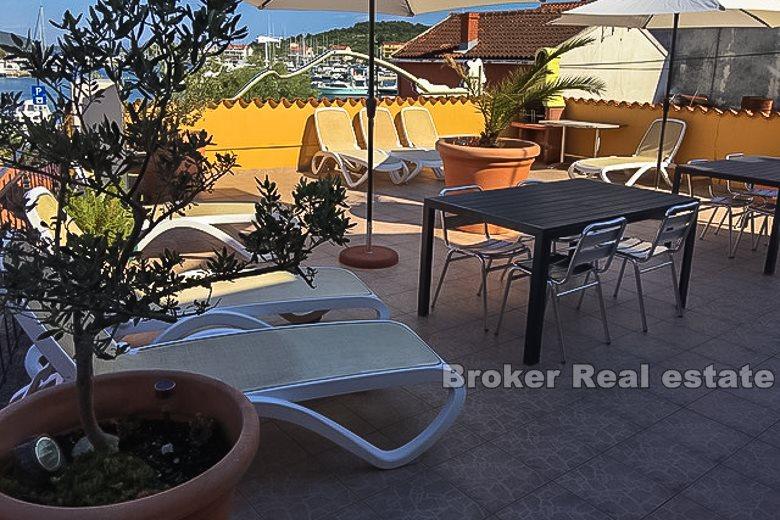 Ostrov Murter, samostatně stojící dům u moře