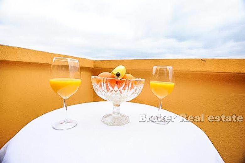 Otok Murter, samostojeća kuća uz more