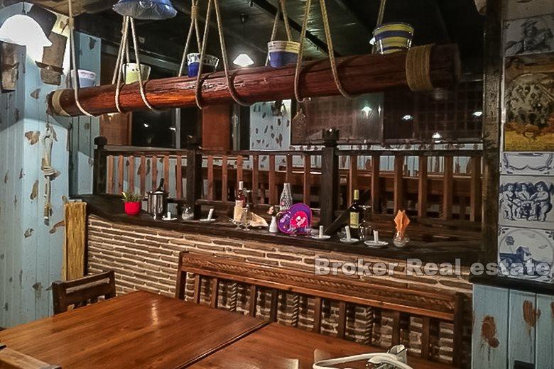 Otok Murter, samostojeća kuća uz more