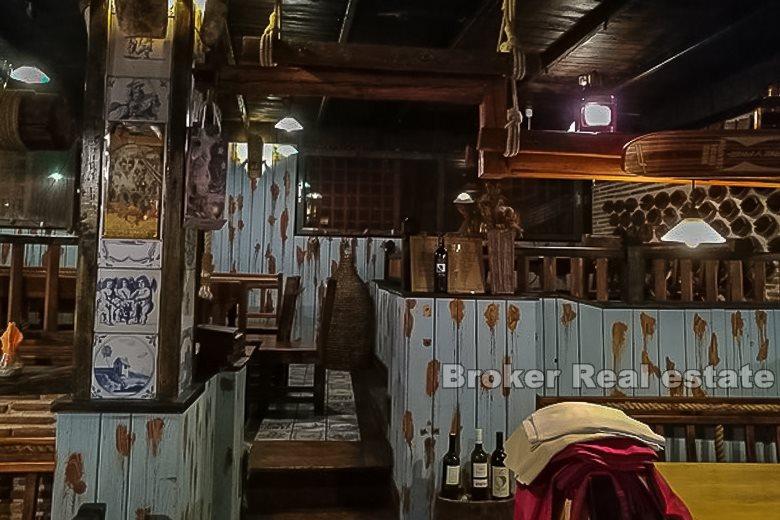 Otok Murter, samostojeća kuća uz more