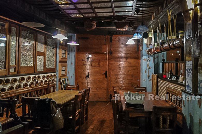 Otok Murter, samostojeća kuća uz more