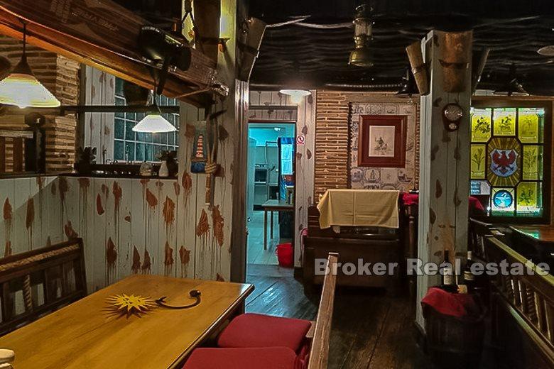 Otok Murter, samostojeća kuća uz more