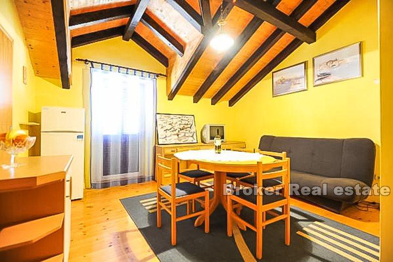 Ostrov Murter, samostatně stojící dům u moře