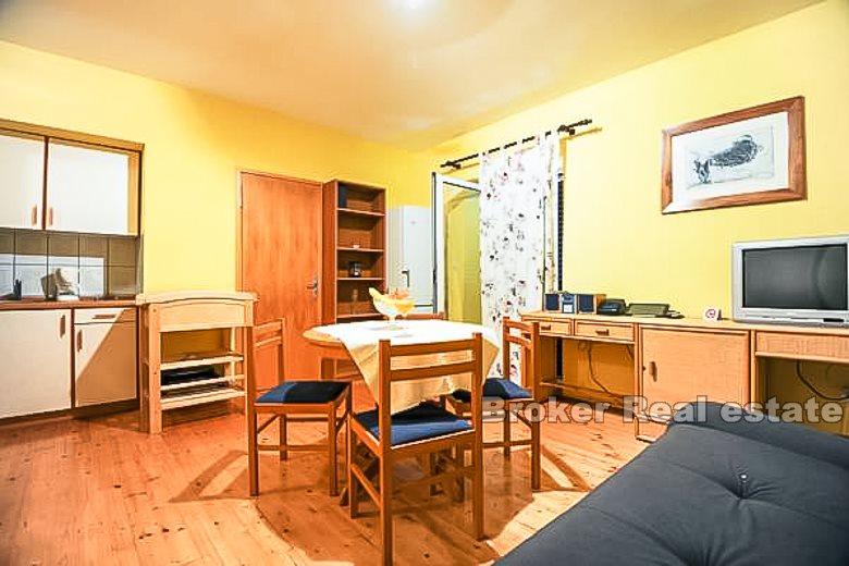 Otok Murter, samostojeća kuća uz more