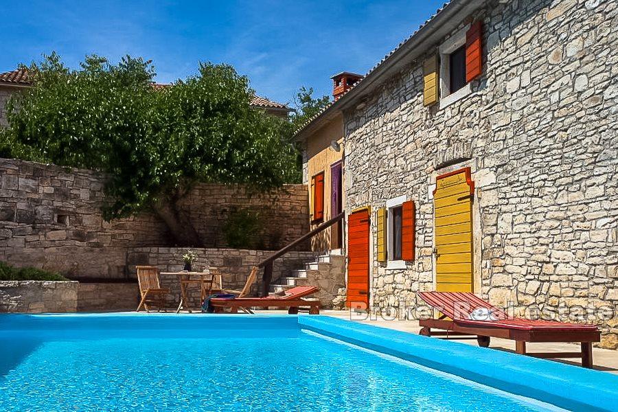 Pazin, samostatně stojící kamenný dům na klidném místě