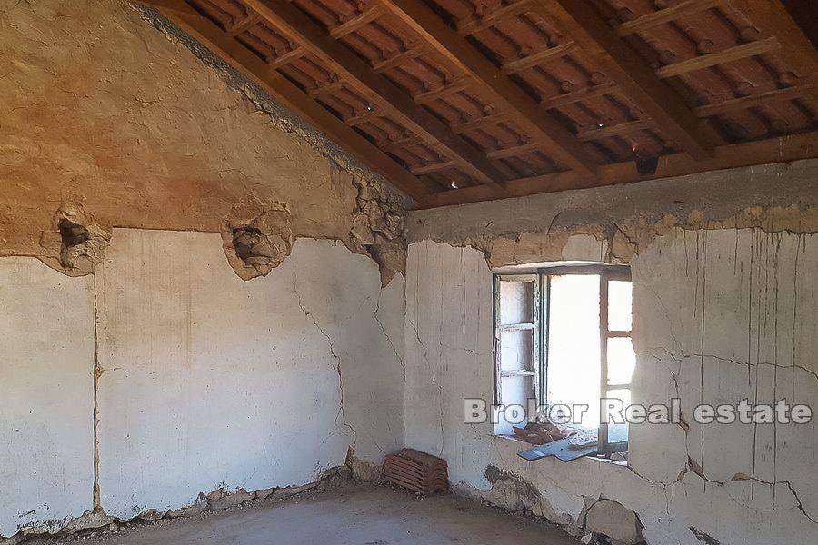 Ploce, semi-detached stone house ruin