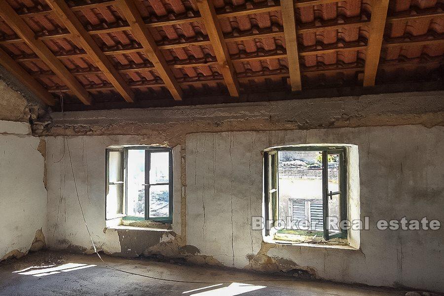 Ploce, semi-detached stone house ruin
