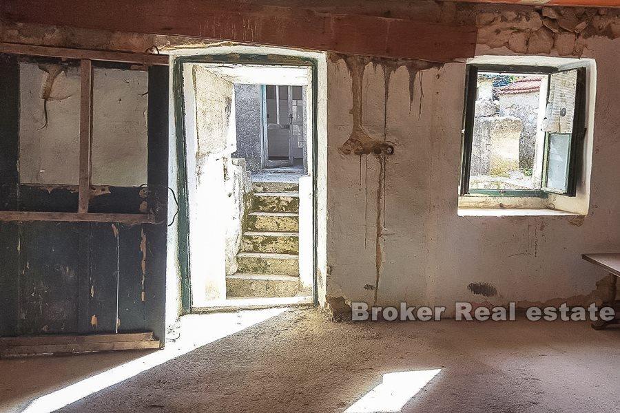 Ploce, semi-detached stone house ruin