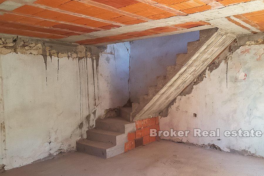 Ploce, semi-detached stone house ruin