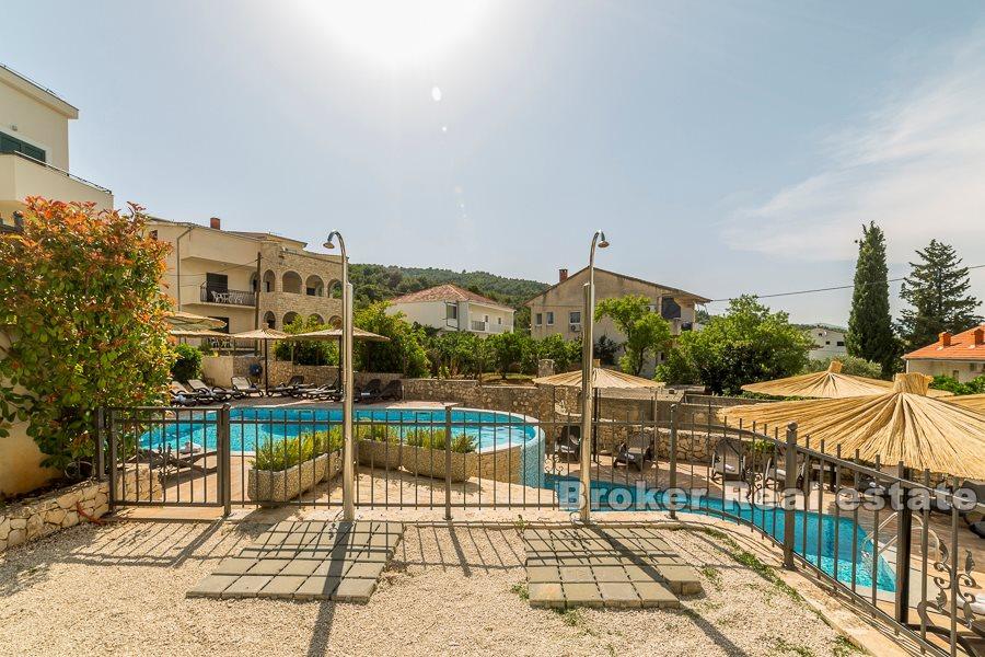 Øya Ciovo, leiligheter med basseng og havutsikt