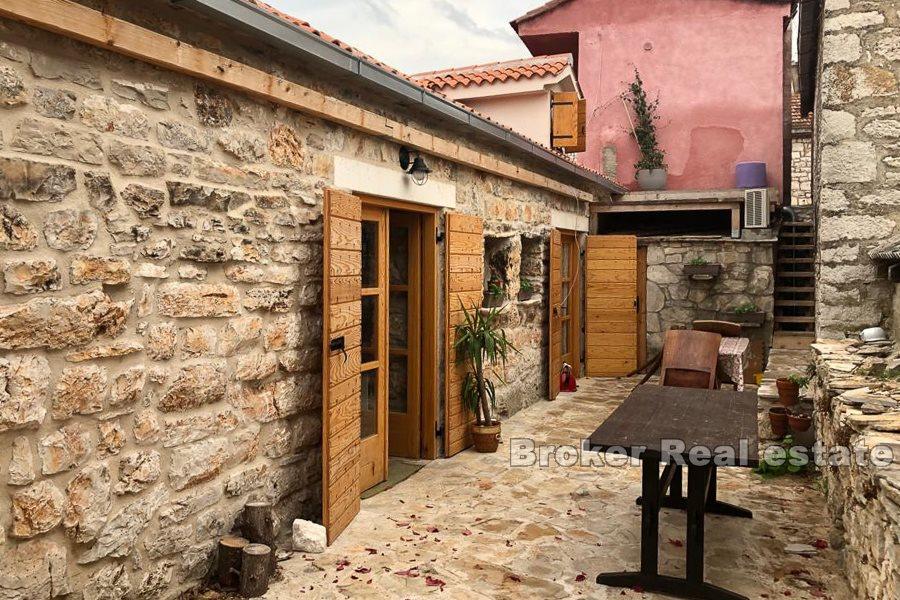 Øya Solta, to steinhus