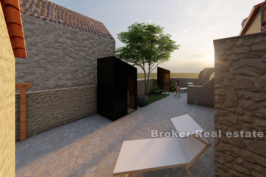 Øya Solta, to steinhus