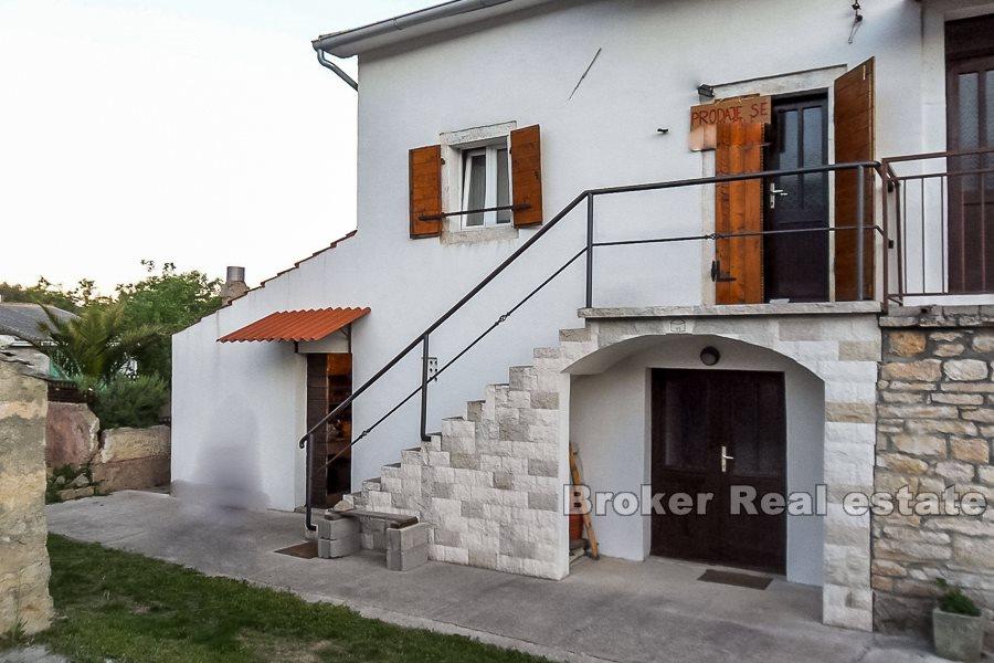 Isola di Vis, casa bifamiliare e terreno agricolo