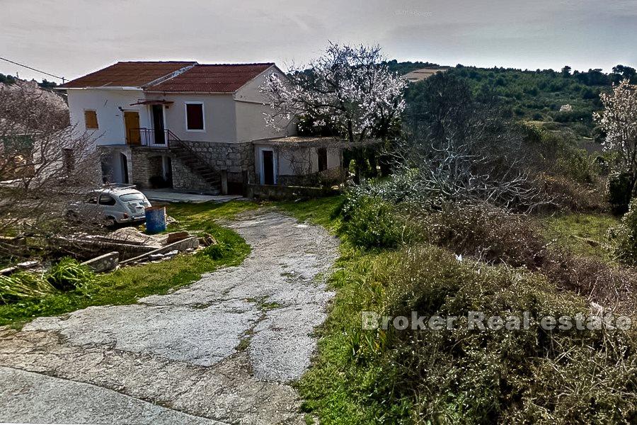 Ostrov Vis, dvojdomek a zemědělská půda