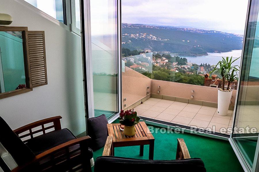 Opatija, dwupoziomowy apartament z dwiema sypialniami i widokiem na morze