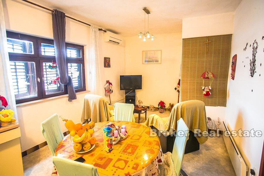 I nærheten av Split, tomannsbolig nær sjøen