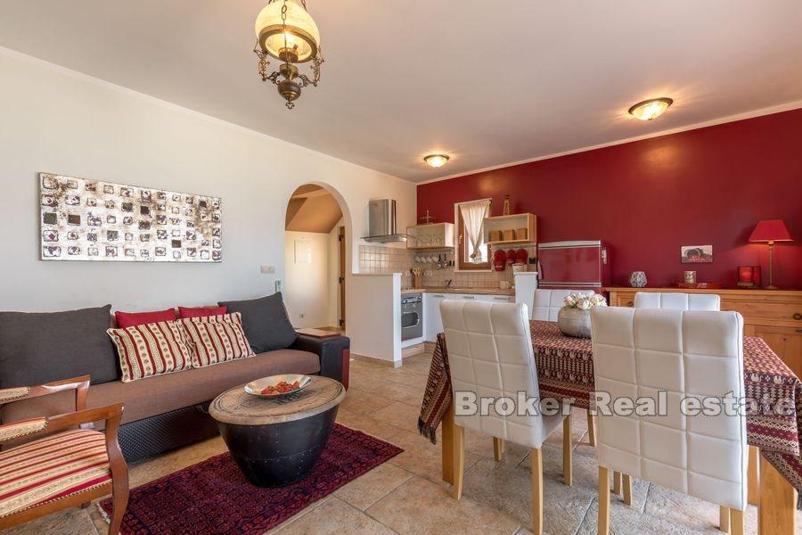 Wyspa Ciovo, dom w drugim rzędzie od morza